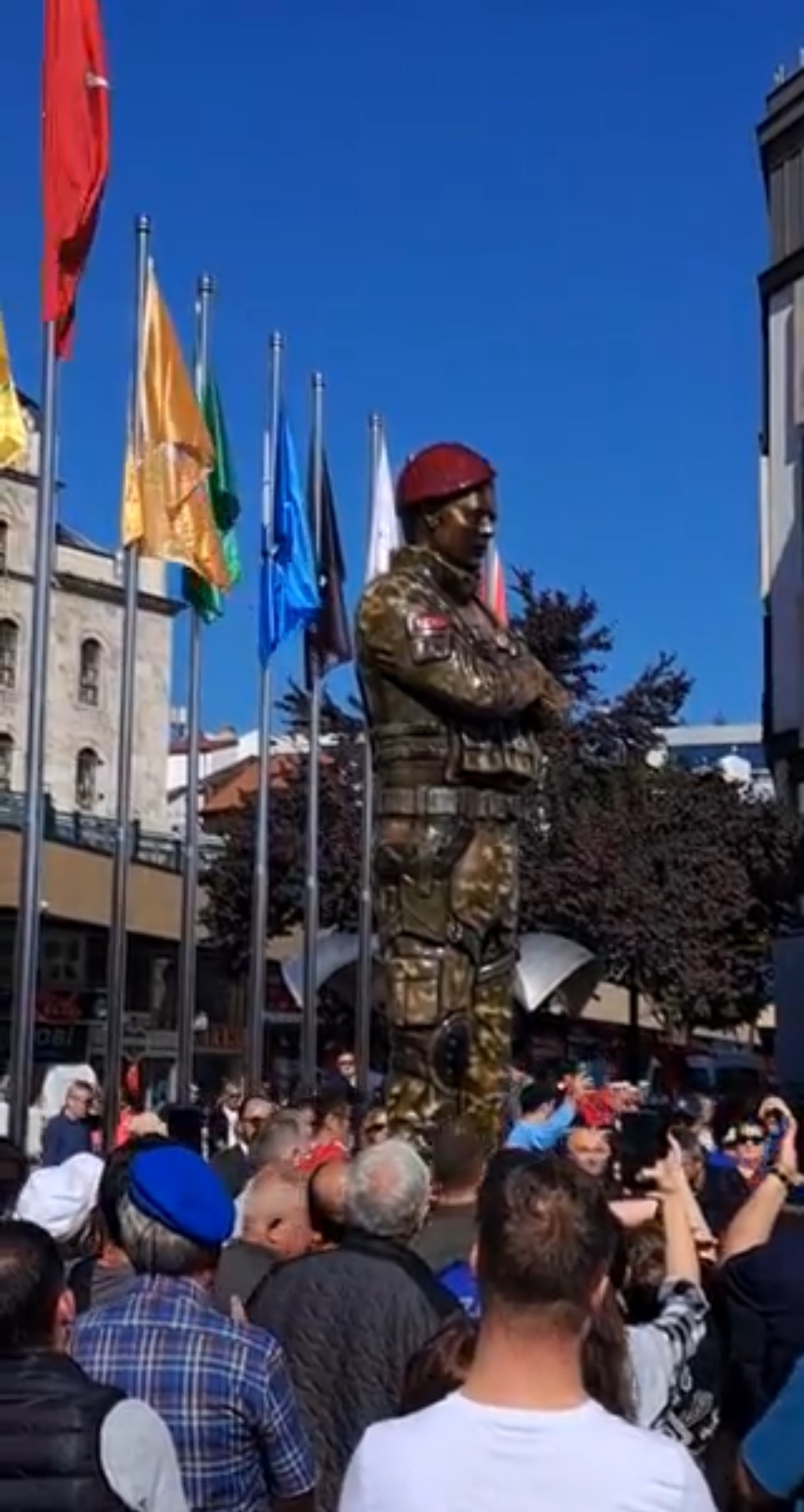 Bolu Belediye Başkanı Tanju Özcan, Şehir Merkezine Bordo Bereli Heykeli Diktirdi