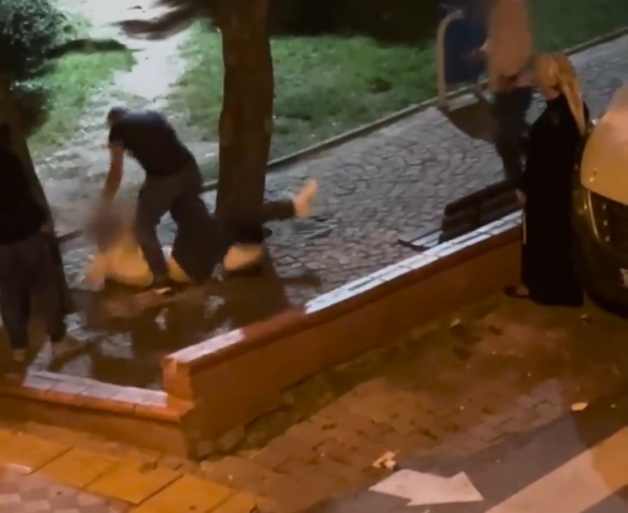 İstanbul Bahçelievler’de Annesine Şiddet Uygulayan Genç, Sokak Ortasında Babası ve Amcası Tarafından Darp Edildi