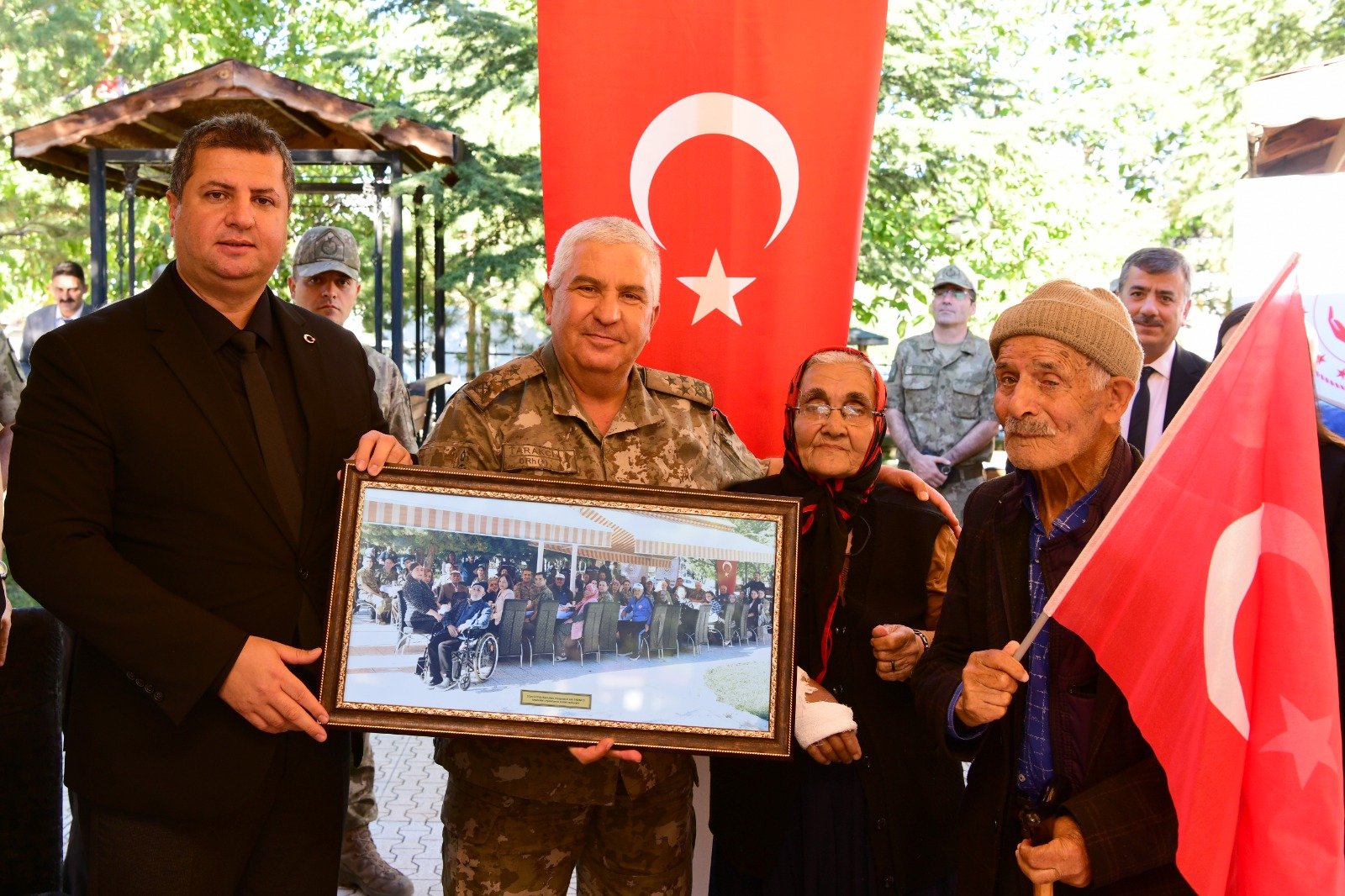 3’üncü Ordu Komutanı Korgeneral Veli Tarakcı, Yaşlılar Günü’nde Huzurevi Ziyareti Gerçekleştirdi