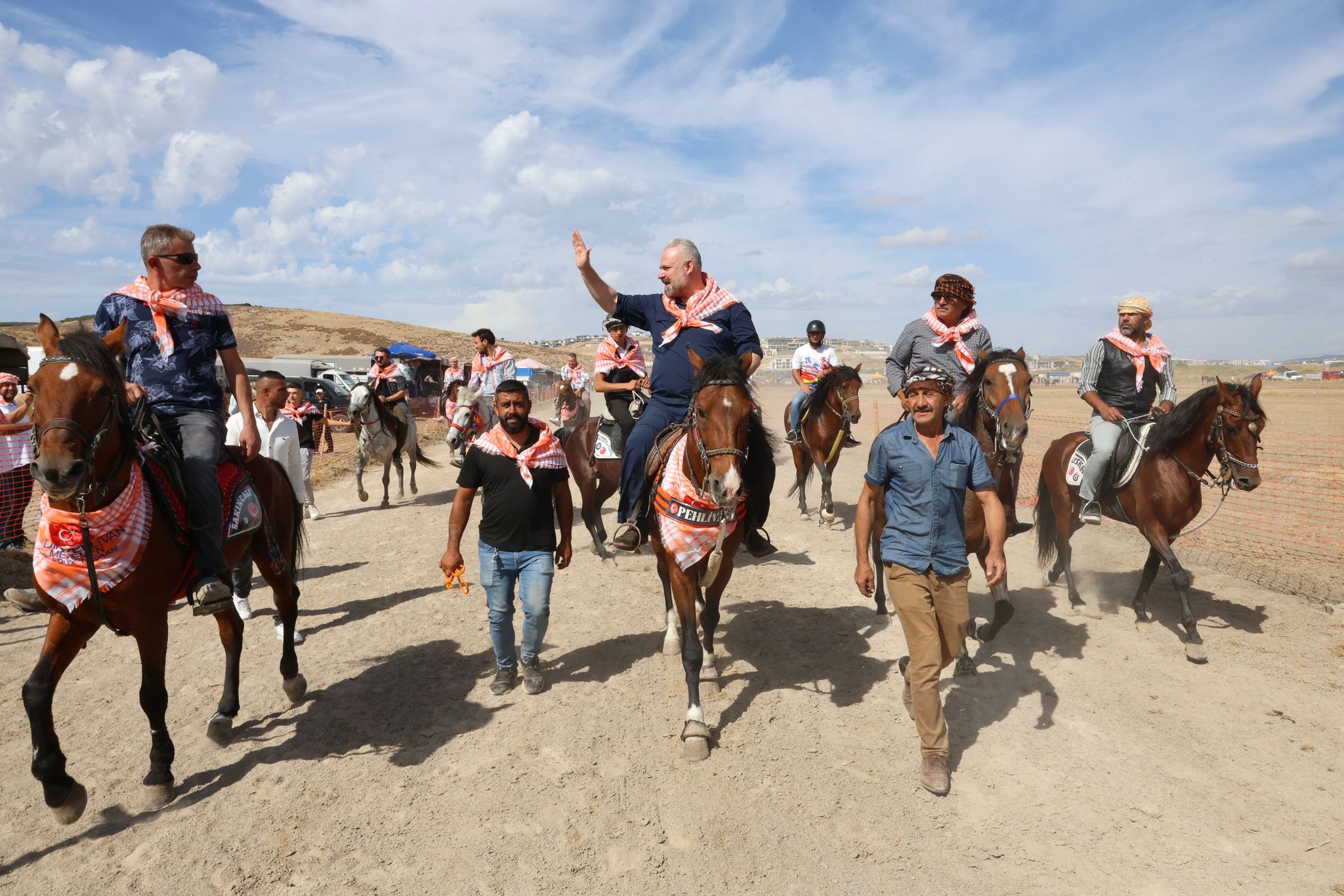 Başkan Pehlivan, Rahvan atçıları at üstünde selamladı