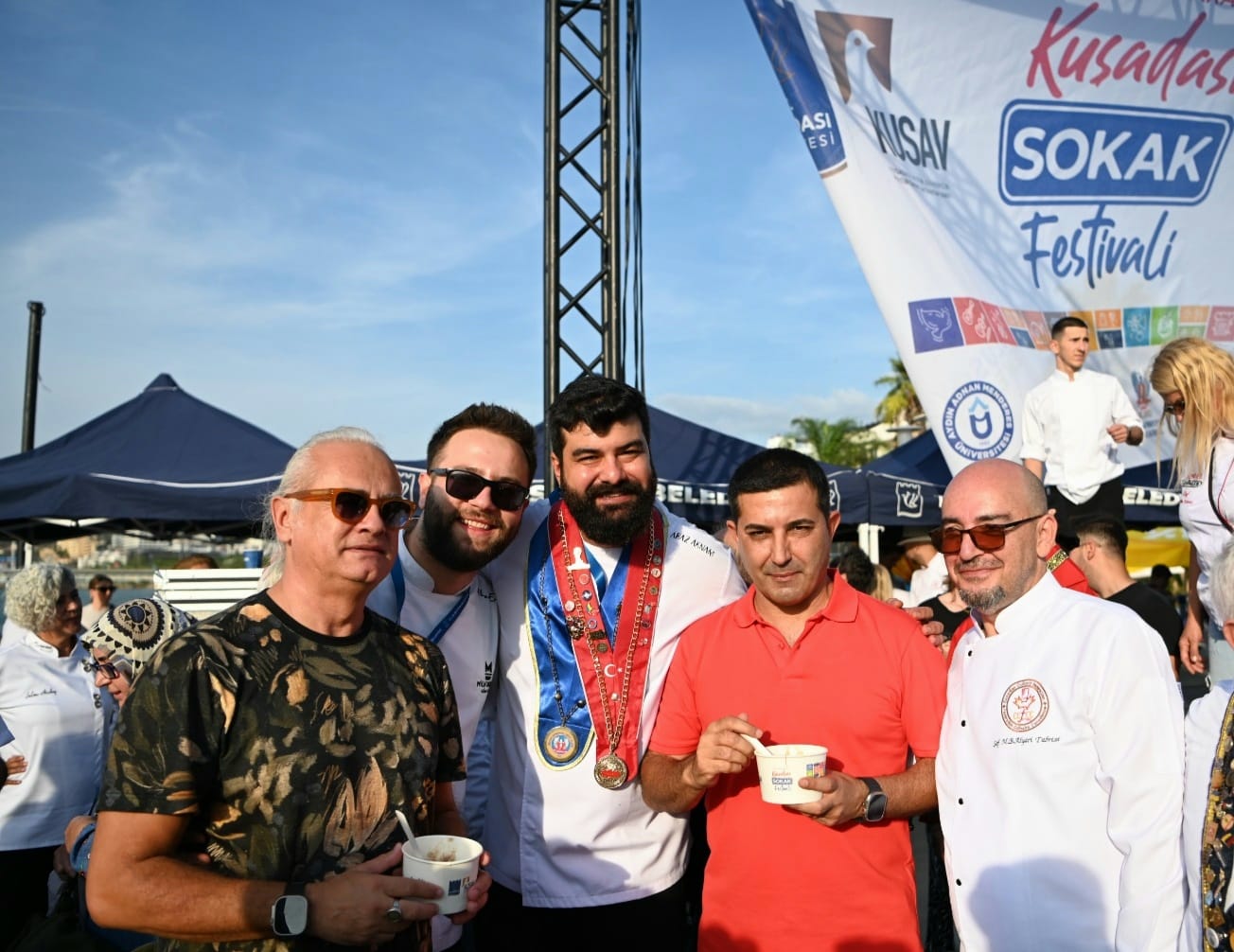 Uluslararası Kuşadası Sokak Festivali, dev kazanda pişirilen 5 bin kişilik 3 ton keşkek ile bir rekor denemesine imza attı.