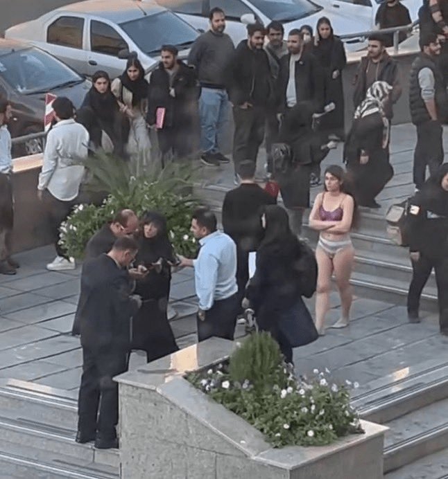 İran’da Zorunlu Örtünme Karşıtı Cesur Protesto