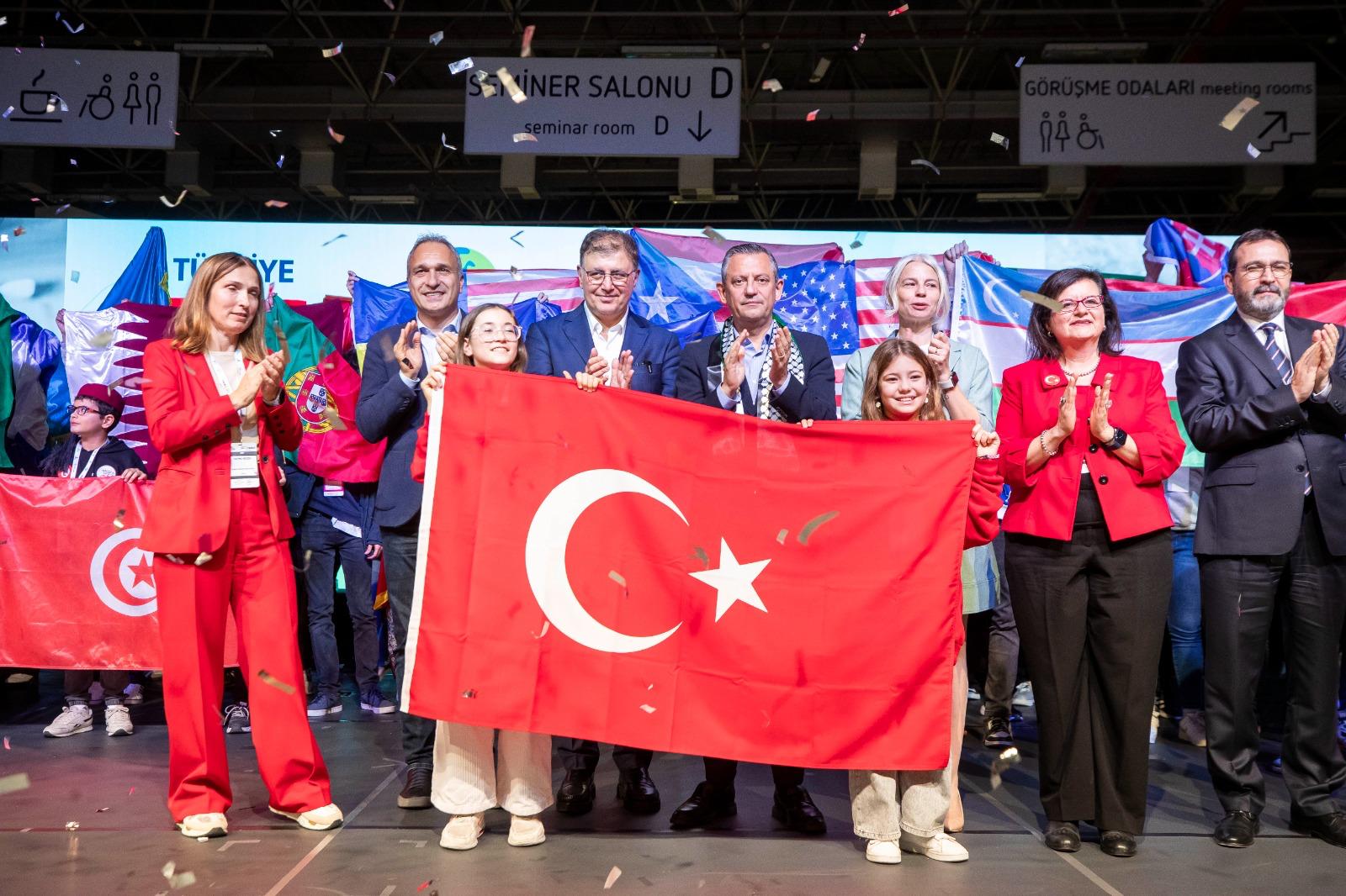 Özgür Özel dünya çocuklarına Atatürk'ün sözleriyle seslendi: Yurtta barış, dünyada barış!