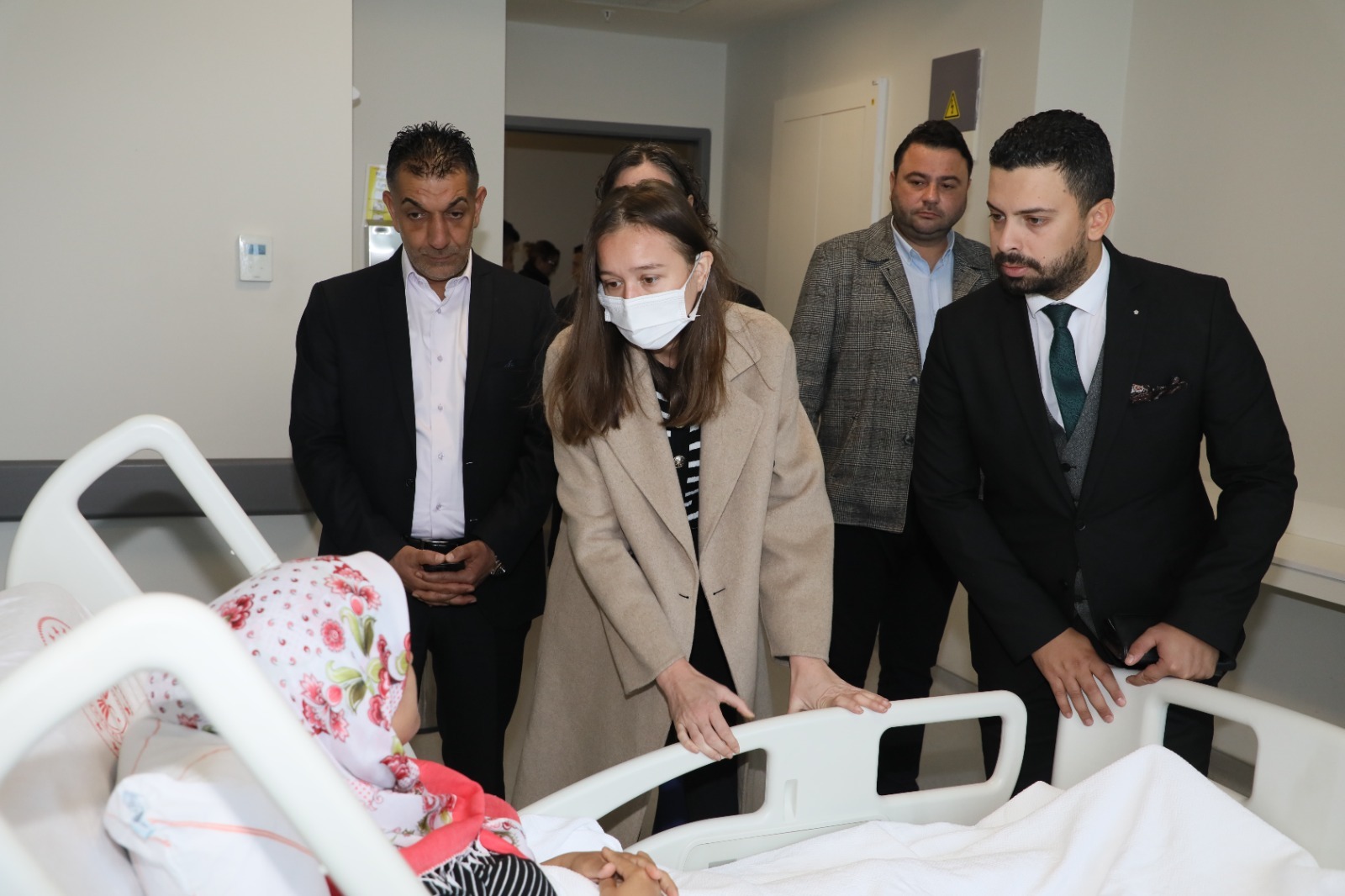 BAŞKAN DURBAY BOŞANMA AŞAMASINDAKİ EŞİ TARAFINDAN SALDIRIYA UĞRAYAN BELGİN B.’Yİ ZİYARET ETTİ