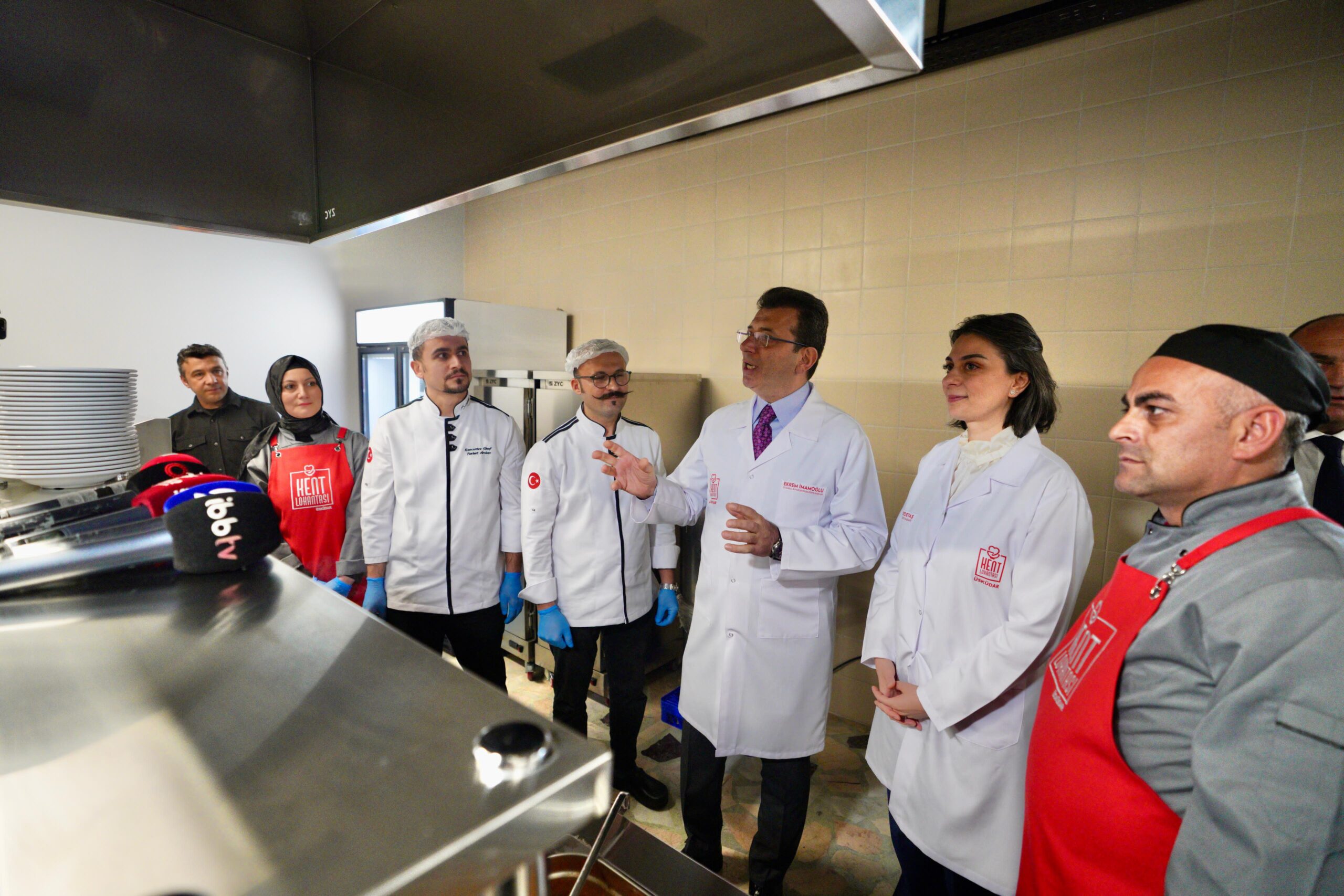 ÜSKÜDAR BELEDİYESİ’NİN AÇTIĞI KENT LOKANTASI’NIN İLK YEMEKLERİNİ DAĞITTI  ADALET BAKANI TUNÇ’UN ‘SATAŞMA’ SÖZLERİNE YANIT VERDİ: