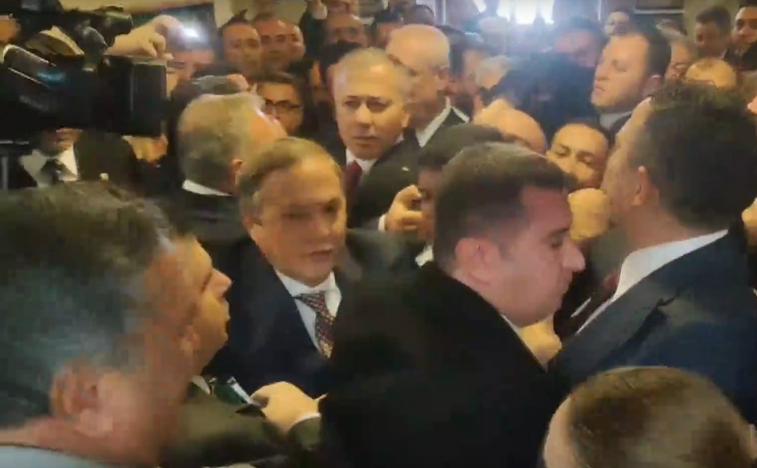 İçişleri Bakanlığı Bütçesi Görüşmesine Kayyum Gerginliği Damga Vurdu