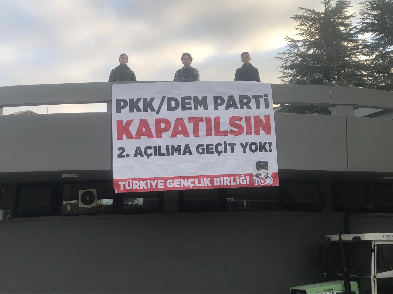 TGBDEN ACILIM TARTISMALARINA ODTUDEN PANKARTLI CEVAP