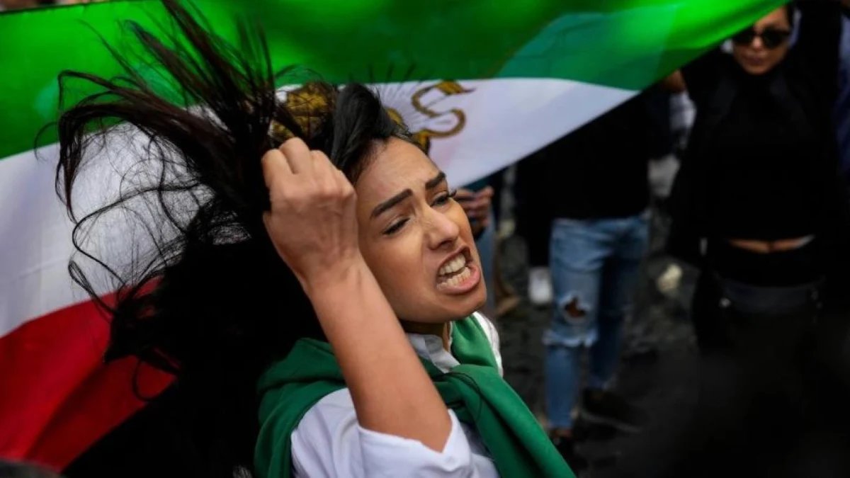 İran'da Tesettür Yasası Devreye Giriyor: Başörtüsü Takmayanlara Devlet Hizmeti Yok