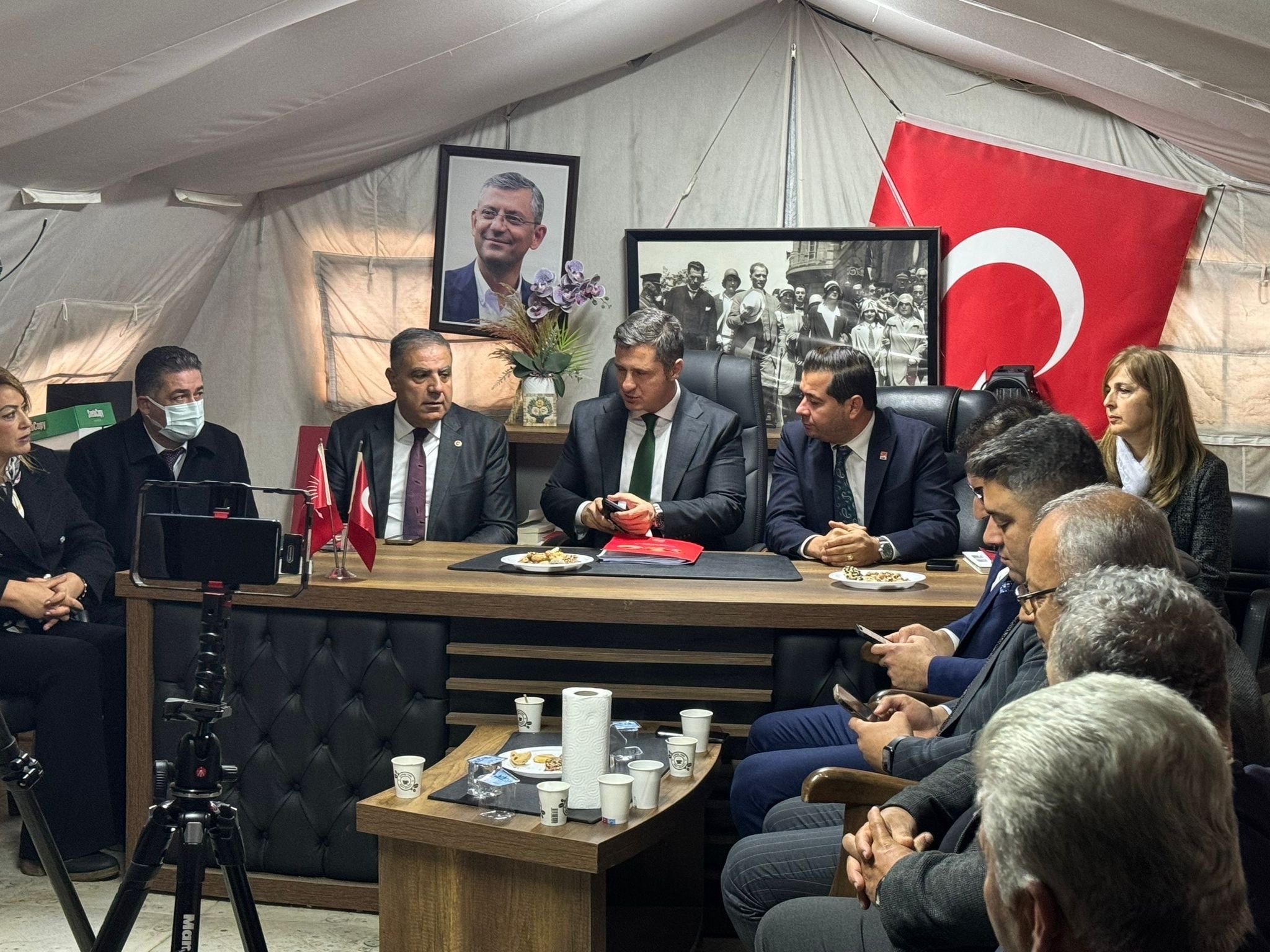 CHP Parti Sözcüsü ve İzmir Milletvekili Deniz Yücel, 6 Şubat depremlerinin 22'inci ayında Hatay'a gitti.