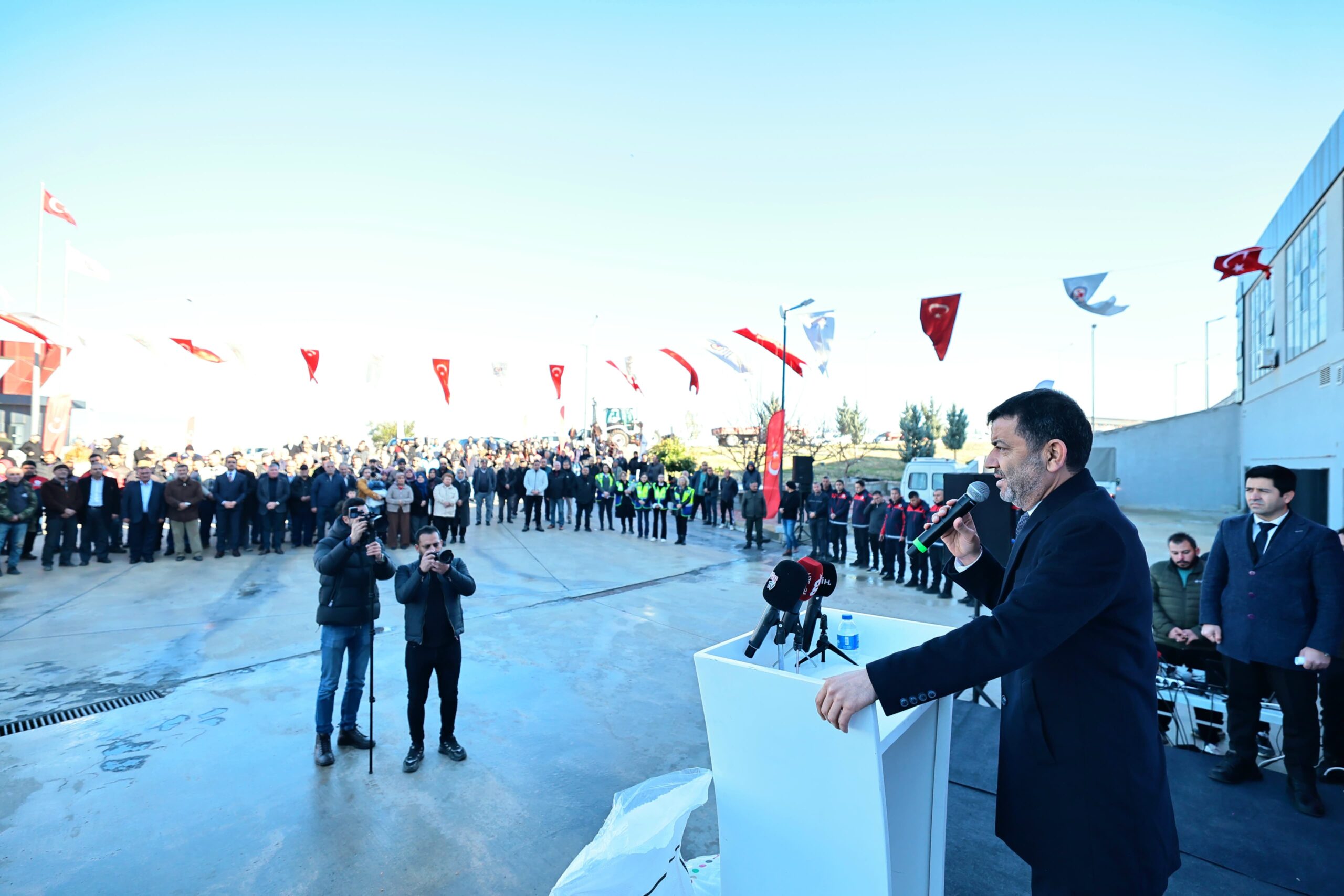 Denizli Büyükşehir üreticinin yüzünü güldürmeye devam ediyor