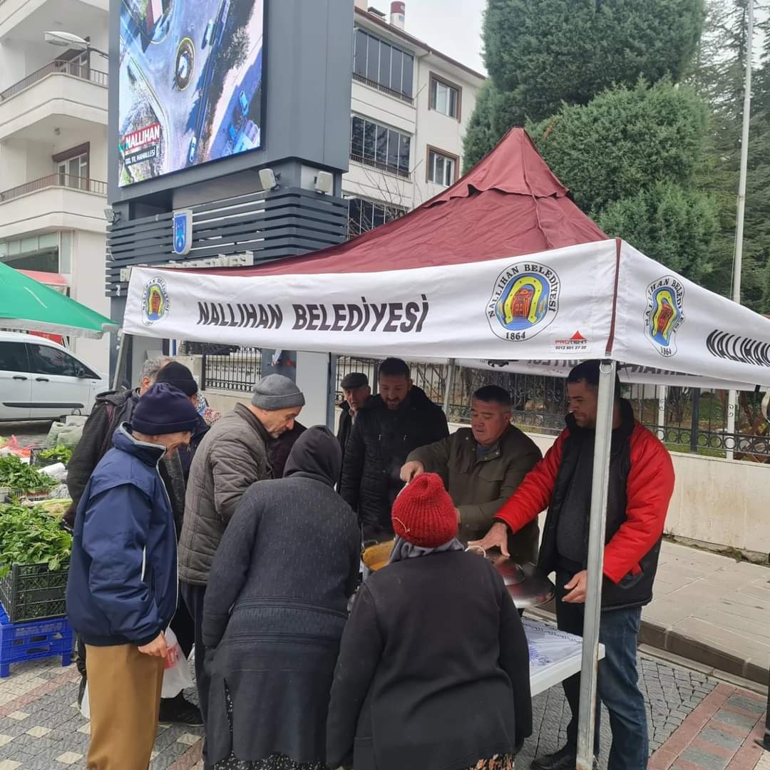 Belediyeden Pazarcı Esnaflarına Sıcak Çorba İkramı