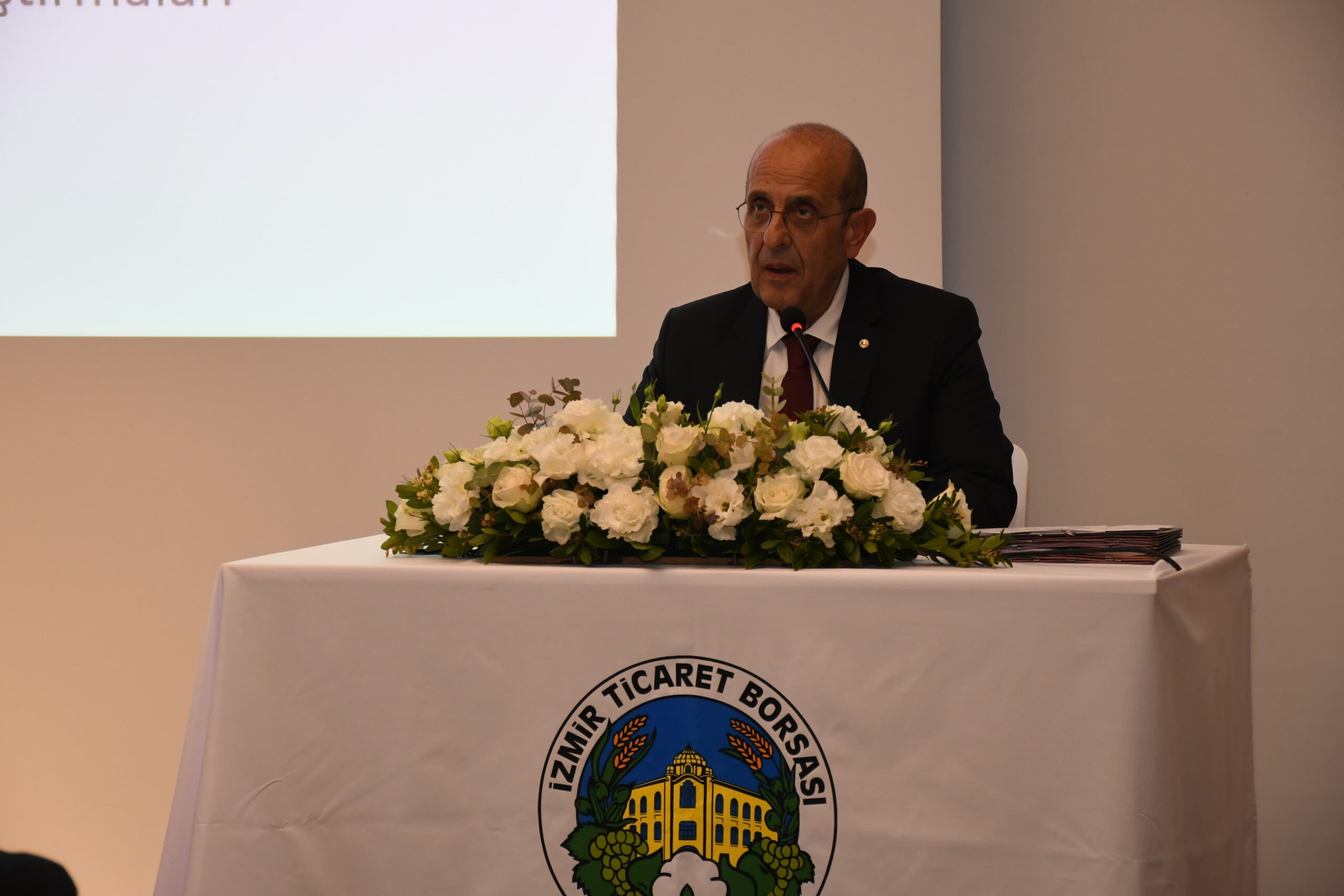 İzmir Ticaret Borsası’nın Aralık ayı meclis toplantısında, Meclis Başkanı Ömer Gökhan Tuncer gelir adaletsizliği ve hayvancılık sektöründeki sorunlarını anlattı.