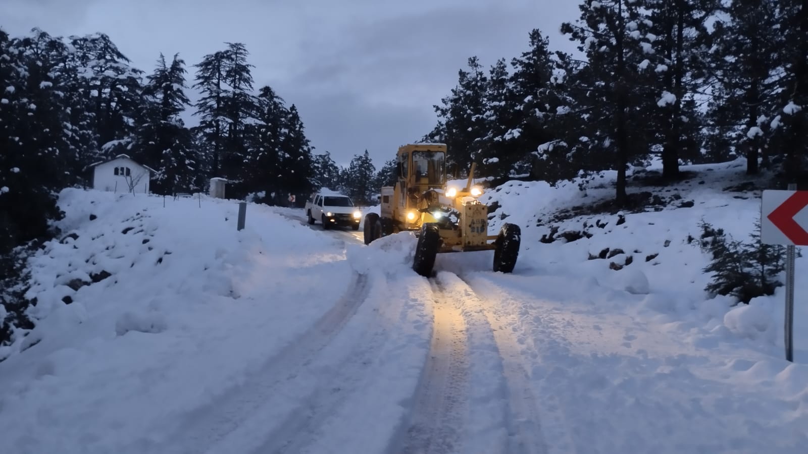 Antalya’da Karla Mücadele Çalışmaları Sürüyor: Çimi Yaylası'nda Mahsur Kalan Vatandaşlar Kurtarıldı