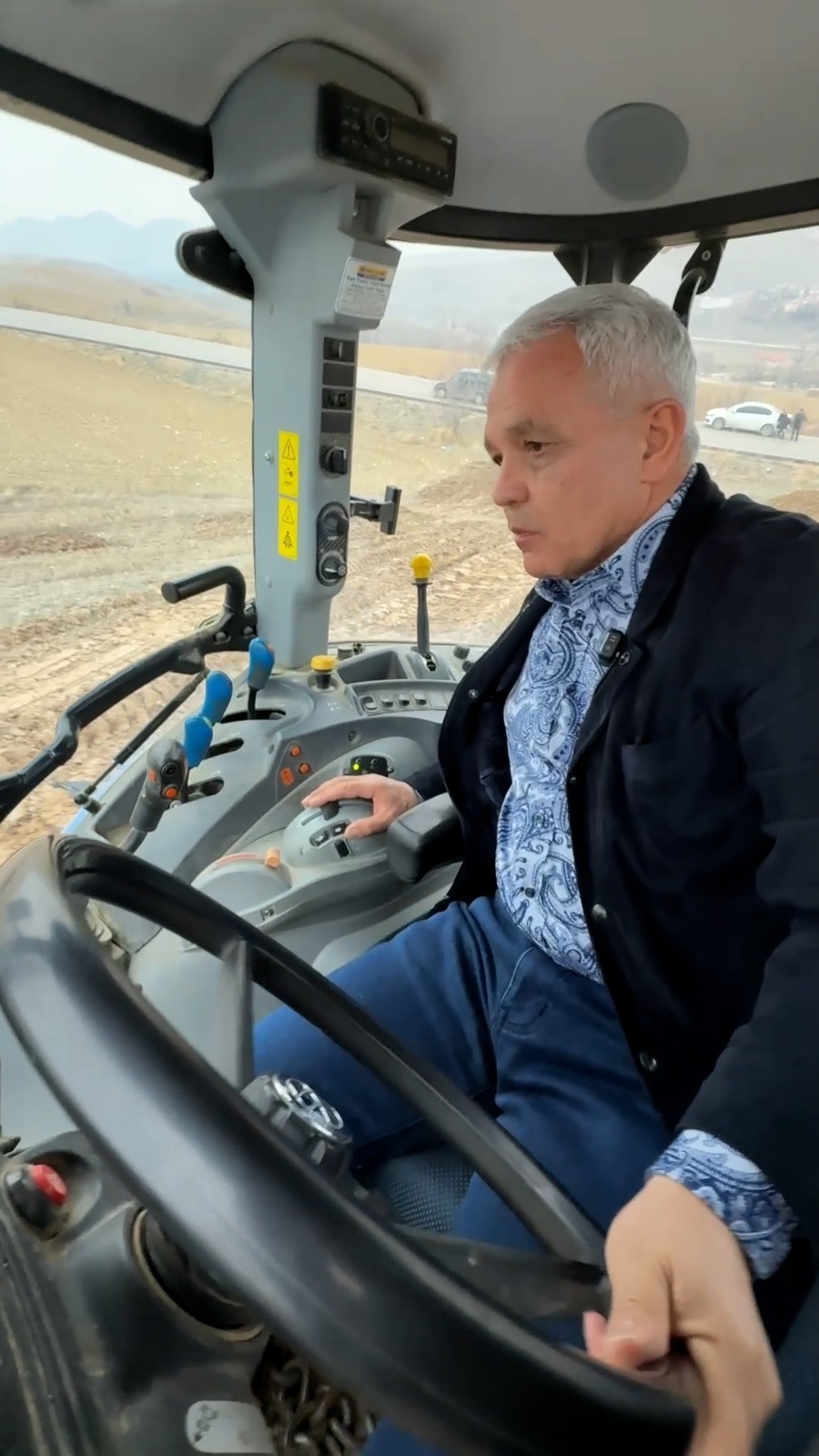 Başkan Şahin Traktörün Direksiyonuna Geçti, Çiftçilerle Tarla Sürdü