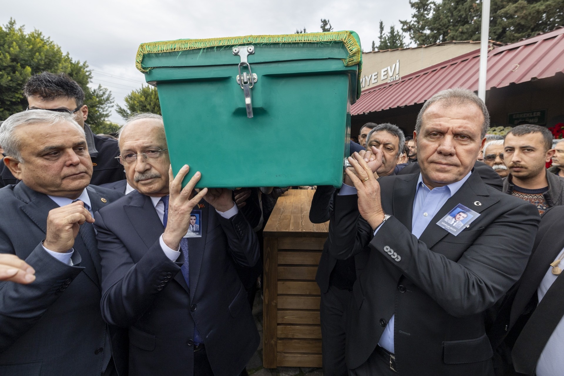 BAŞKAN SEÇER, KARDEŞİNİ SON YOLCULUĞUNA UĞURLADI