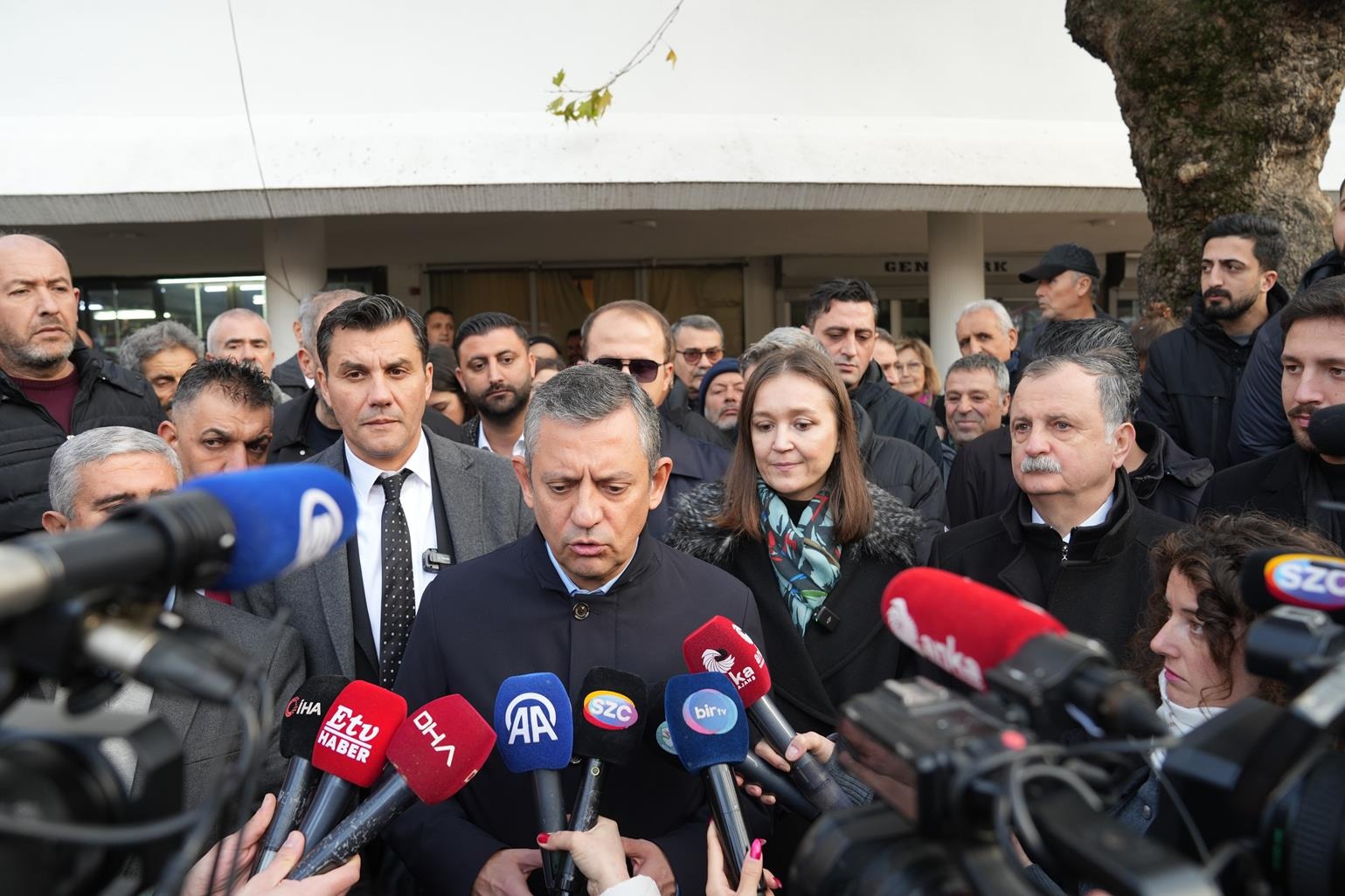 CHP LİDERİ ÖZEL VE BELEDİYE BAŞKANI DURBAY ÇARŞI ESNAFIYLA BULUŞTU