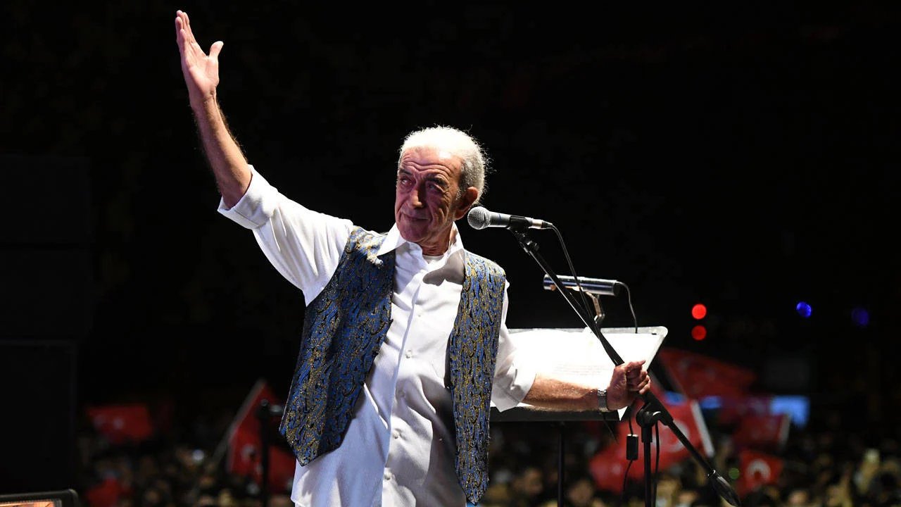 Usta Sanatçı Edip Akbayram Kaza Geçirdi: Yoğun Bakıma Alındı