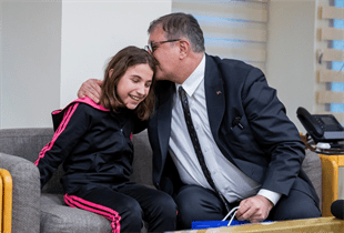 Başkan Tugay’dan paralimpik yüzücü Miray’a davet