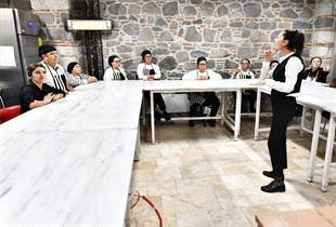 Meslek Fabrikası’nda işitme engellilere yönelik pastacılık kursu açıldı İşaret diliyle pasta yapıyorlar