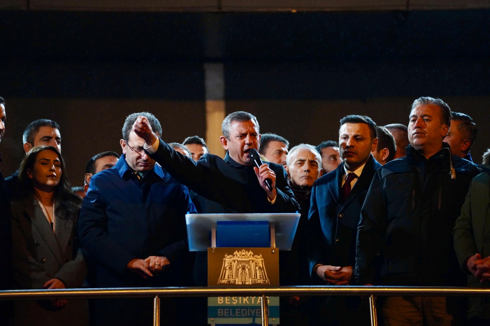 Beşiktaş Belediyesi önünde toplanan vatandaşlara seslenen Özel, “Hangi AK Parti belediye başkanına bu muamele yapıldı?
