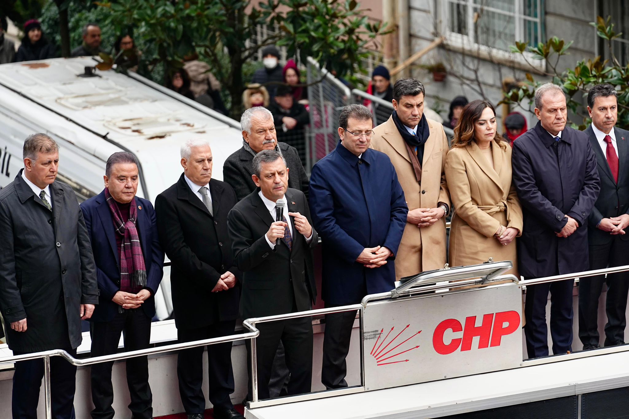 CHP’DEN BEŞİKTAŞ VE ESENYURT ÇIKARMASI  ÖZEL’DEN SAVCILARA ÇAĞRI: KANUNSUZ EMİRLERE TESLİM OLMAYIN