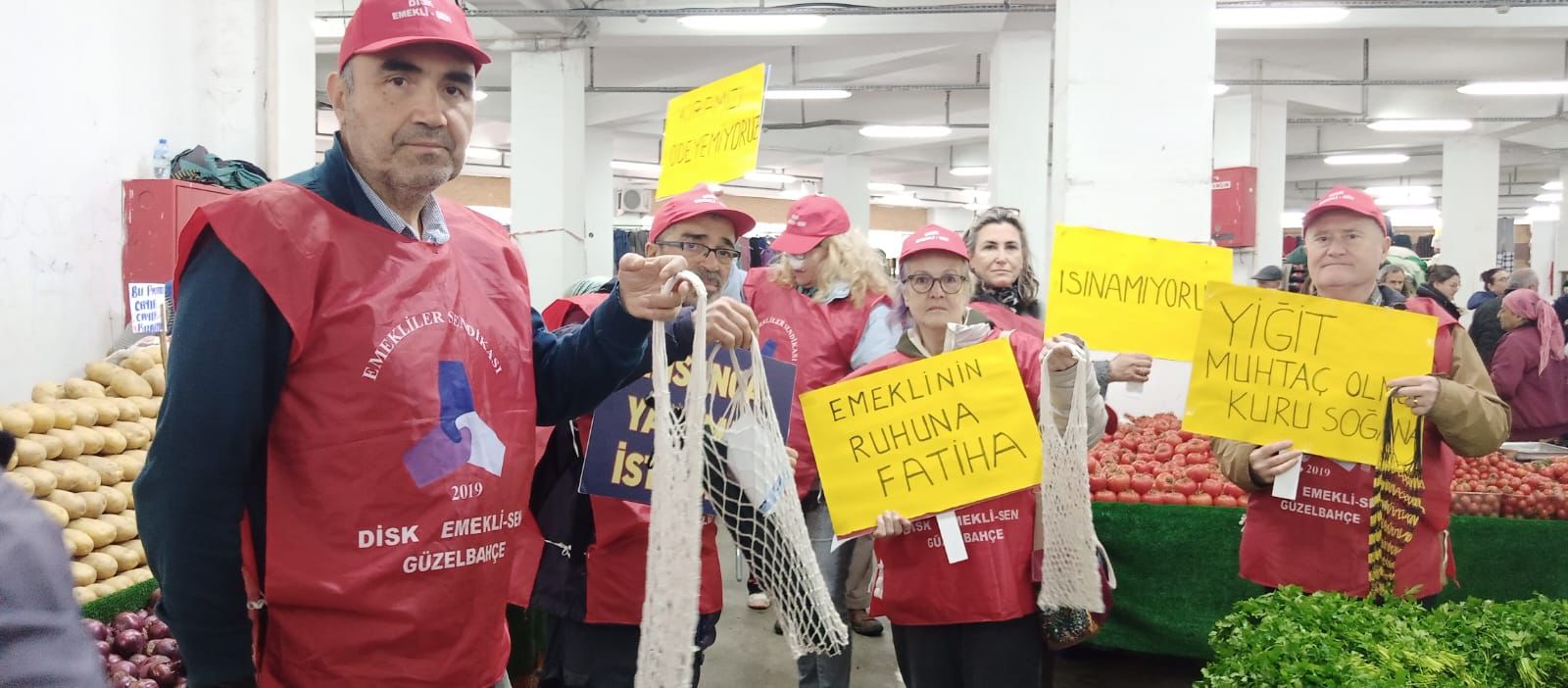 Emeklilerden ilginç protesto.. Emekliler, Pazarda boş file ile dolaştı ,