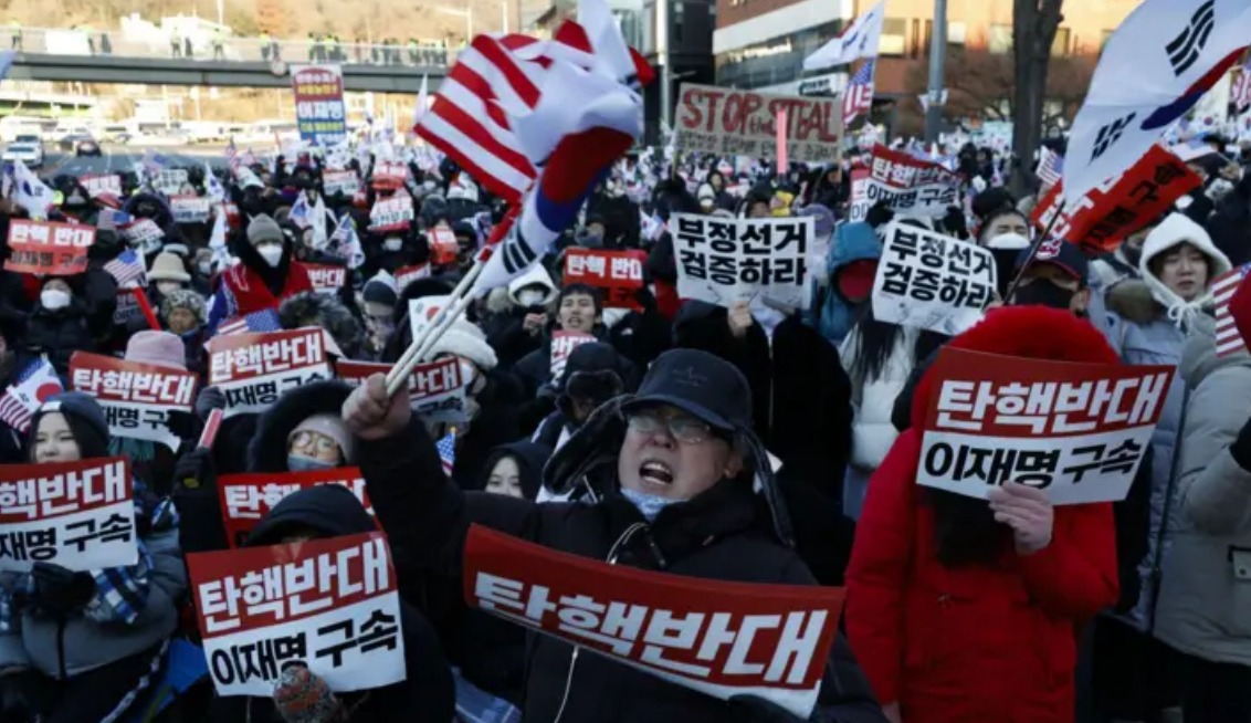 Güney Kore’de Cumhurbaşkanını Gözaltına Almaya Çalışan Polis, Koruma Engeliyle Karşılaştı