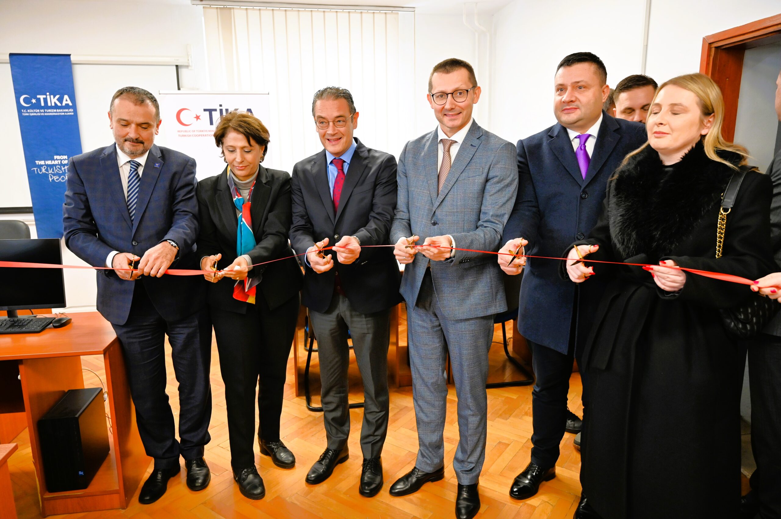 TİKA Karadağ Devlet Üniversitesine Bilgisayar Laboratuvarı Kurdu