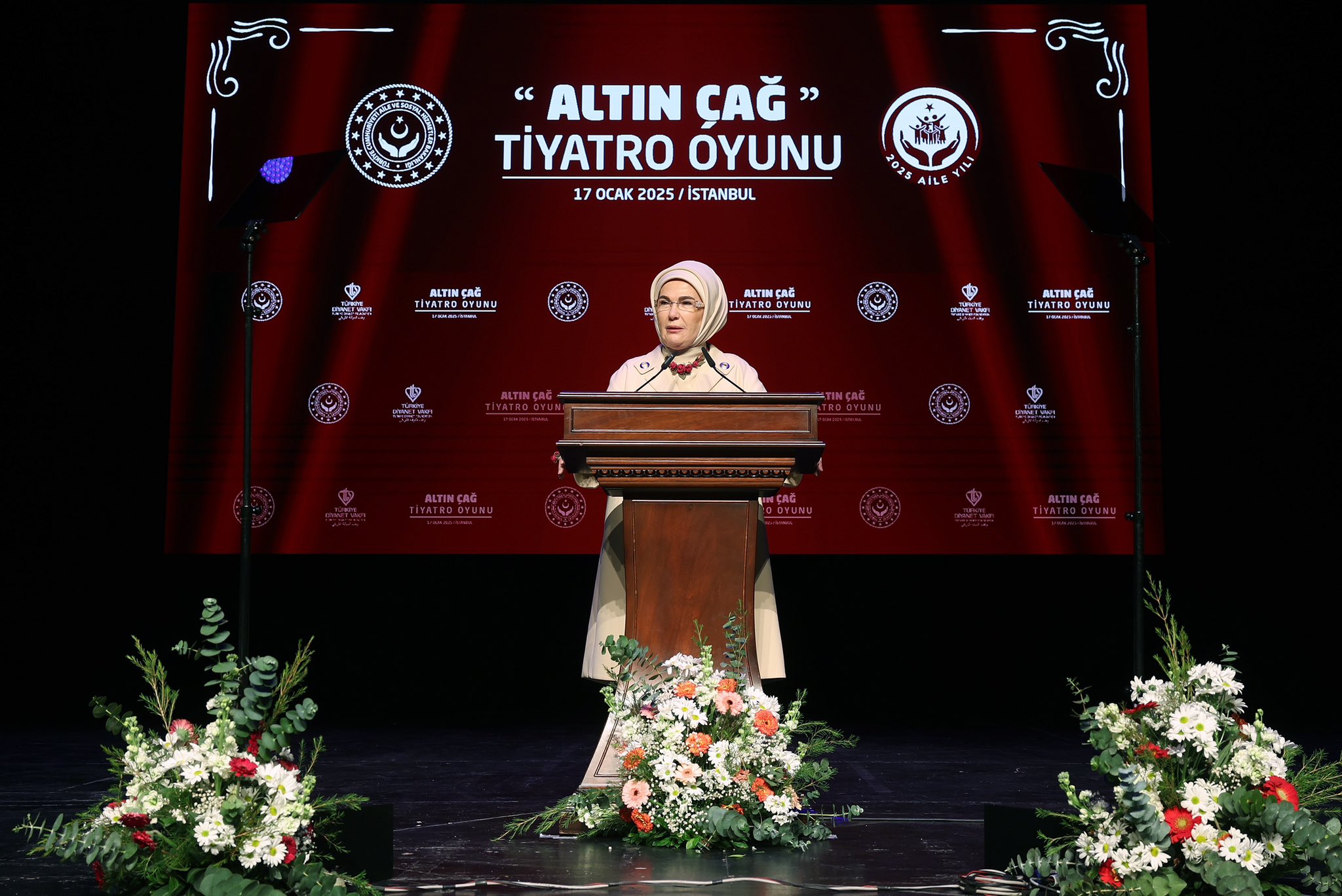 Emine Erdoğan, Devlet Himayesindeki Çocukların Sahnelediği “Altın Çağ” Oyununu İzledi