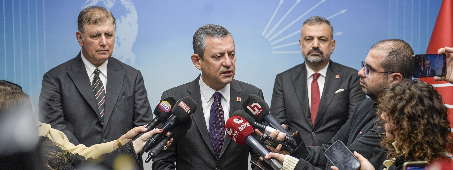 Cumhuriyet Halk Partisi Lideri Özgür Özel, İzmir’de gerçekleştireceği toplantılar öncesinde gündemdeki konular hakkında gazetecilere değerlendirmelerde bulundu.