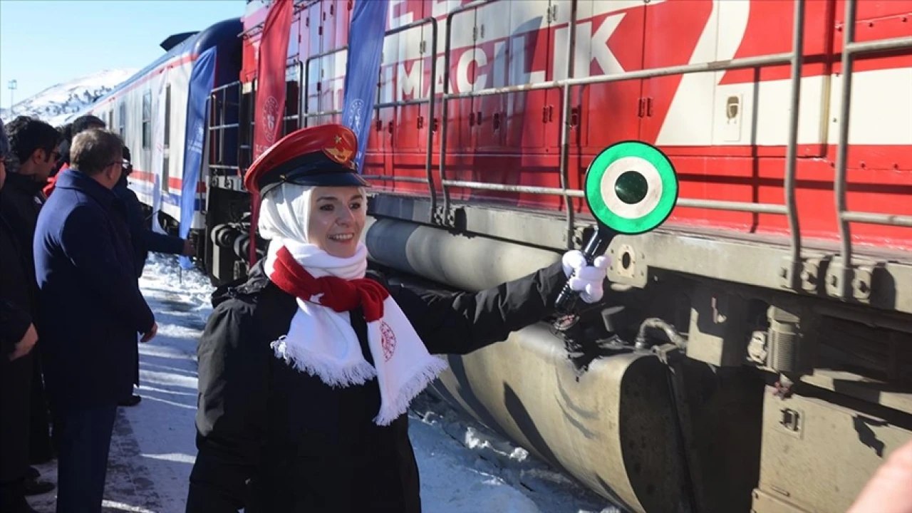 Bakan Göktaş, Sarıkamış Ekspresi ile Gelen Gençleri Coşkuyla Karşıladı