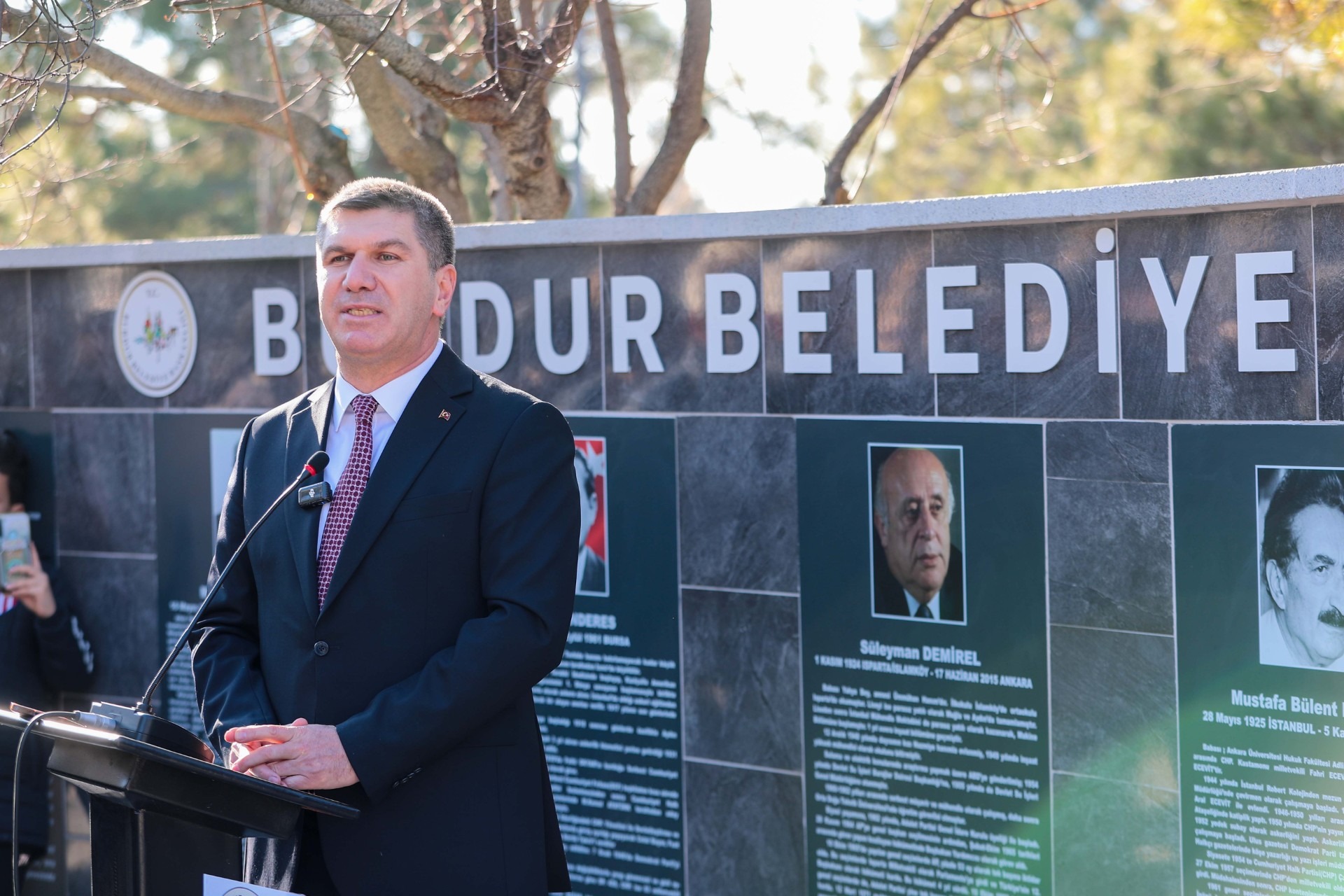 Demokrasi Parkı açıldı     Burdur Belediyesi, Türk siyasi tarihinin unutulmaz şahsiyetlerinin isimlerini Demokrasi Parkı'nda yaşattı.