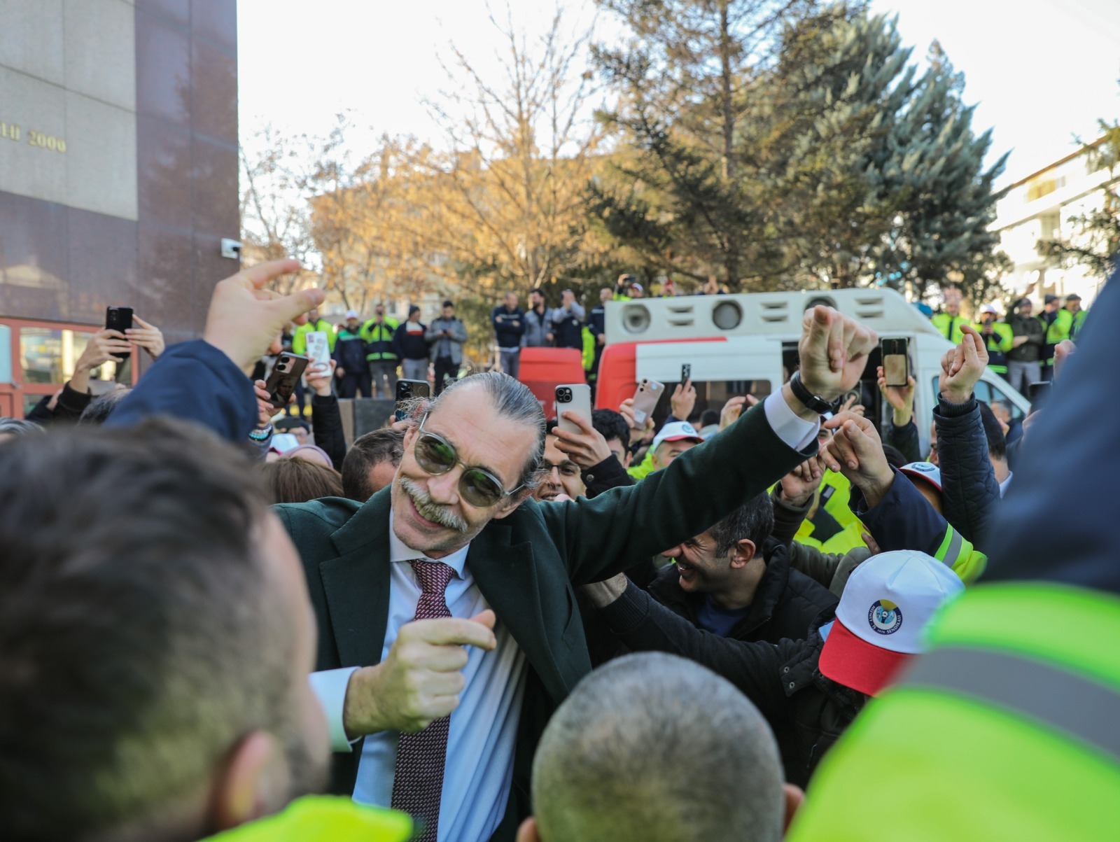 BAŞKAN BEŞİKÇİOĞLU’NDAN BELEDİYE EMEKÇİLERİNE BÜYÜK ZAM MÜJDESİ!