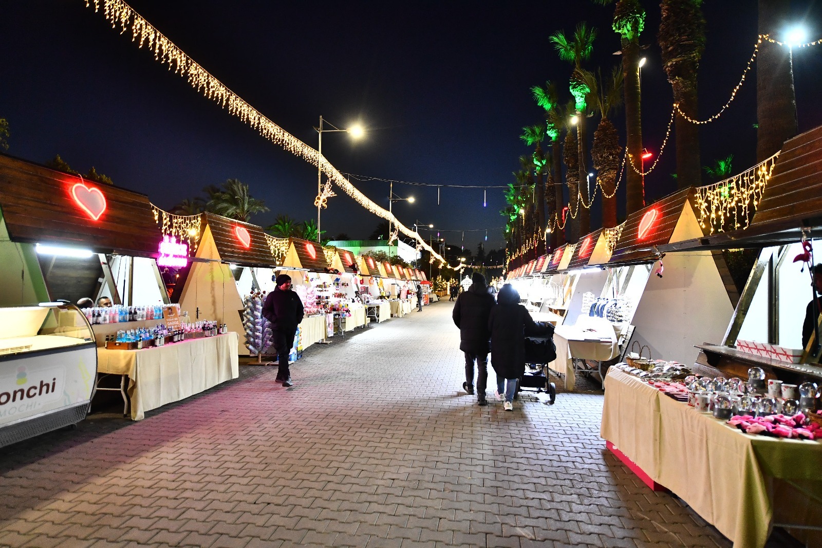 İzmir Büyükşehir Belediyesi’nin 14 Şubat Sevgililer Günü için hazırladığı Sevgi Festivali, Kültürpark’ta kapılarını açtı.