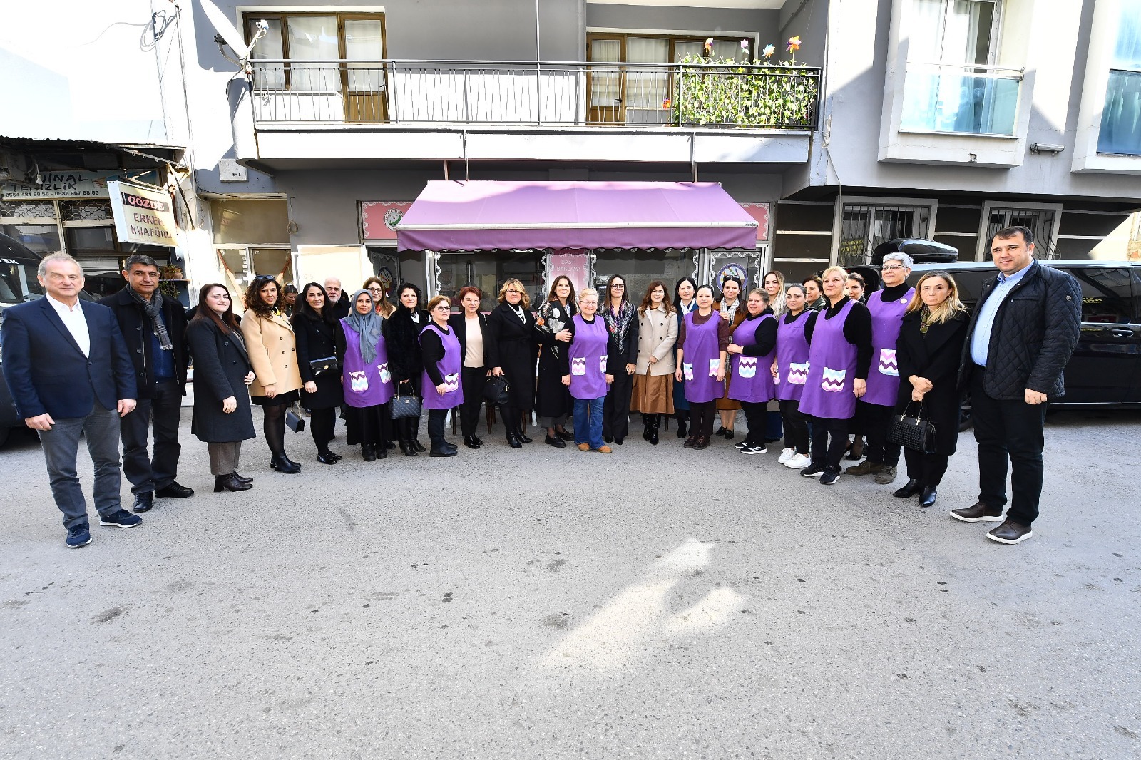 İzmirli belediye başkanlarının eşleri, İzmir Büyükşehir Belediye Başkanı Dr. Cemil Tugay’ın eşi Öznur Tugay’ın organizasyonuyla Balçova’da bir araya geldi.