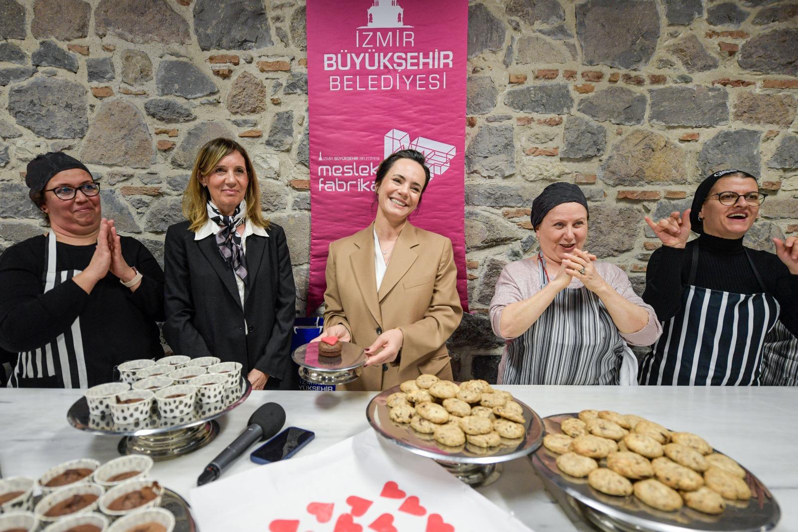 Fransız şeften işitme engellilere pastacılık kursu.