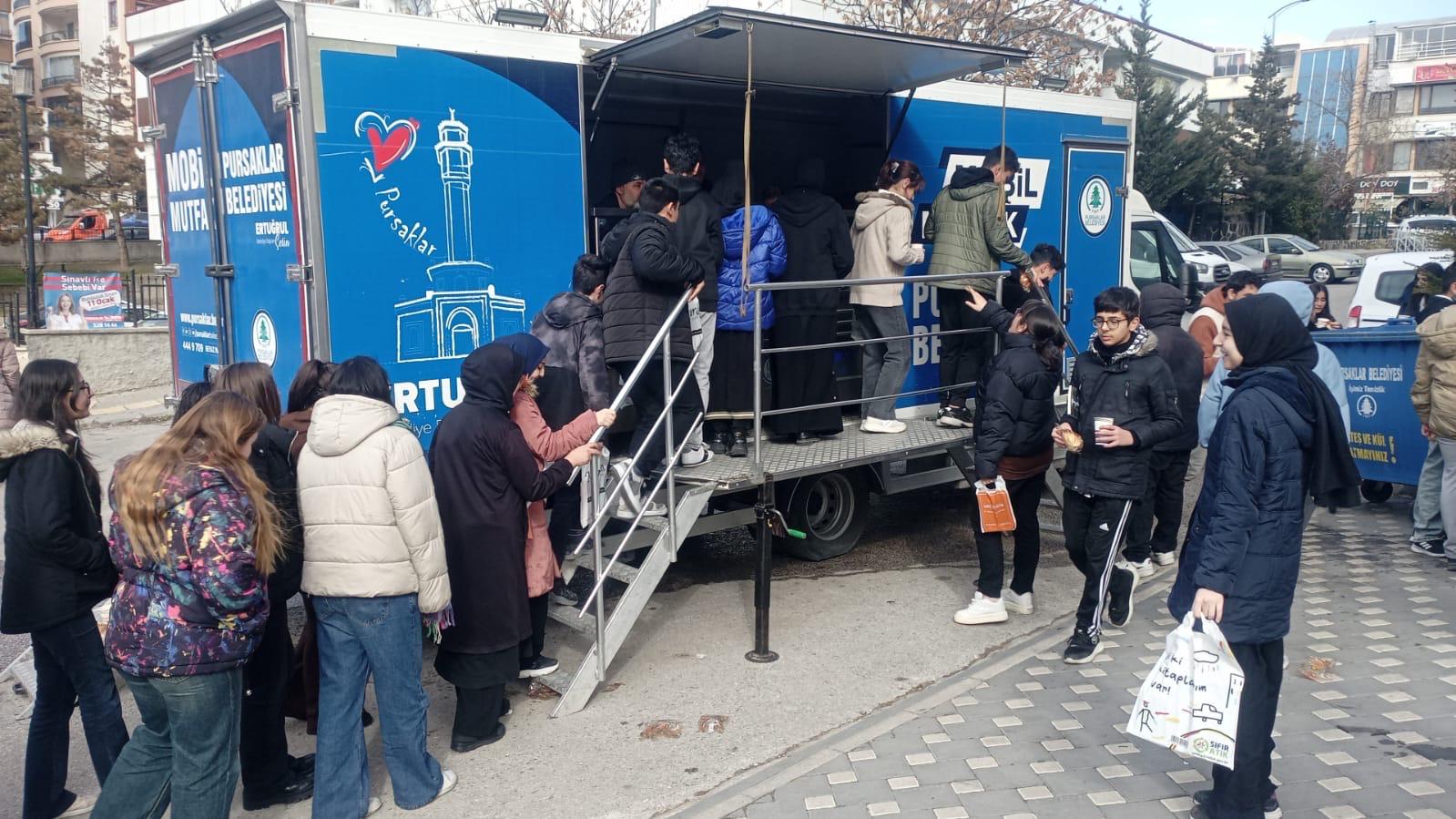 Pursaklar 3. Kitap Günleri'nde Vatandaşlara Sıcak Çorba İkramı