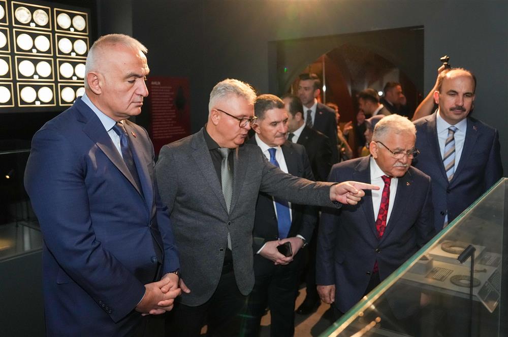 Bakan Ersoy, Millet Kütüphanesi'nde "Anadolu Selçuklu Sergisi"nin Açılışını Gerçekleştirdi