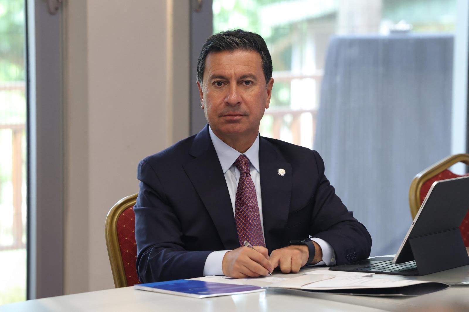 Muğla Büyükşehir Belediye Başkanı Ahmet Aras, Galatasaray-Fenerbahçe derbisi için yurt dışından hakem getirilmesine tepki gösterdi.