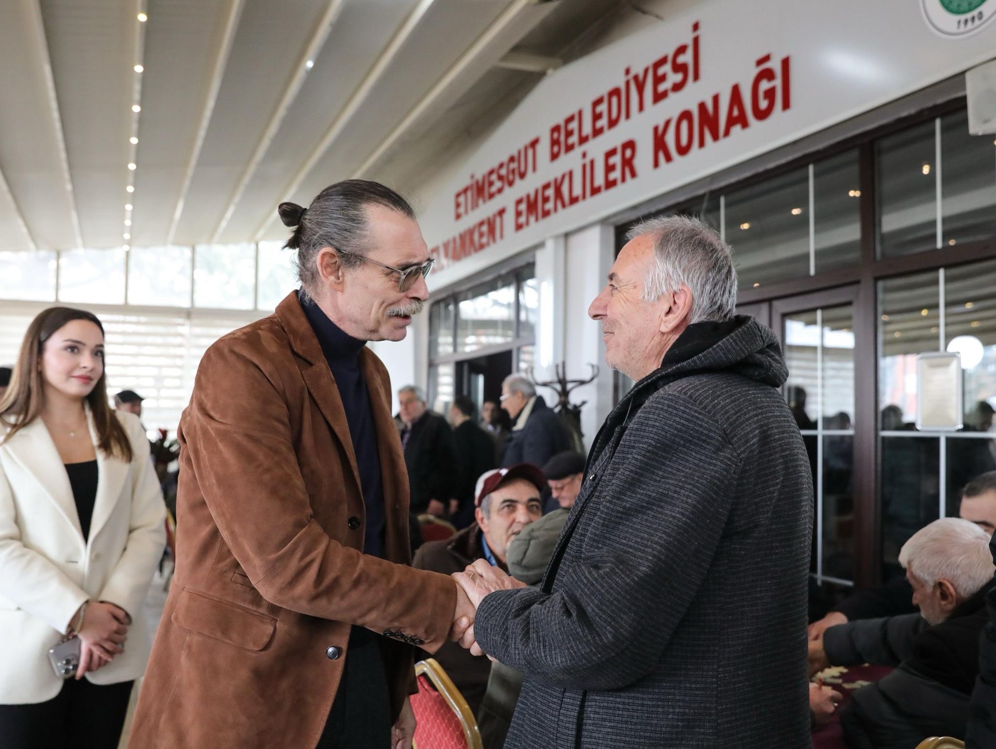 Başkan Beşikçioğlu Berat Kandili’nde Emekliler Konağı’nı Ziyaret Etti