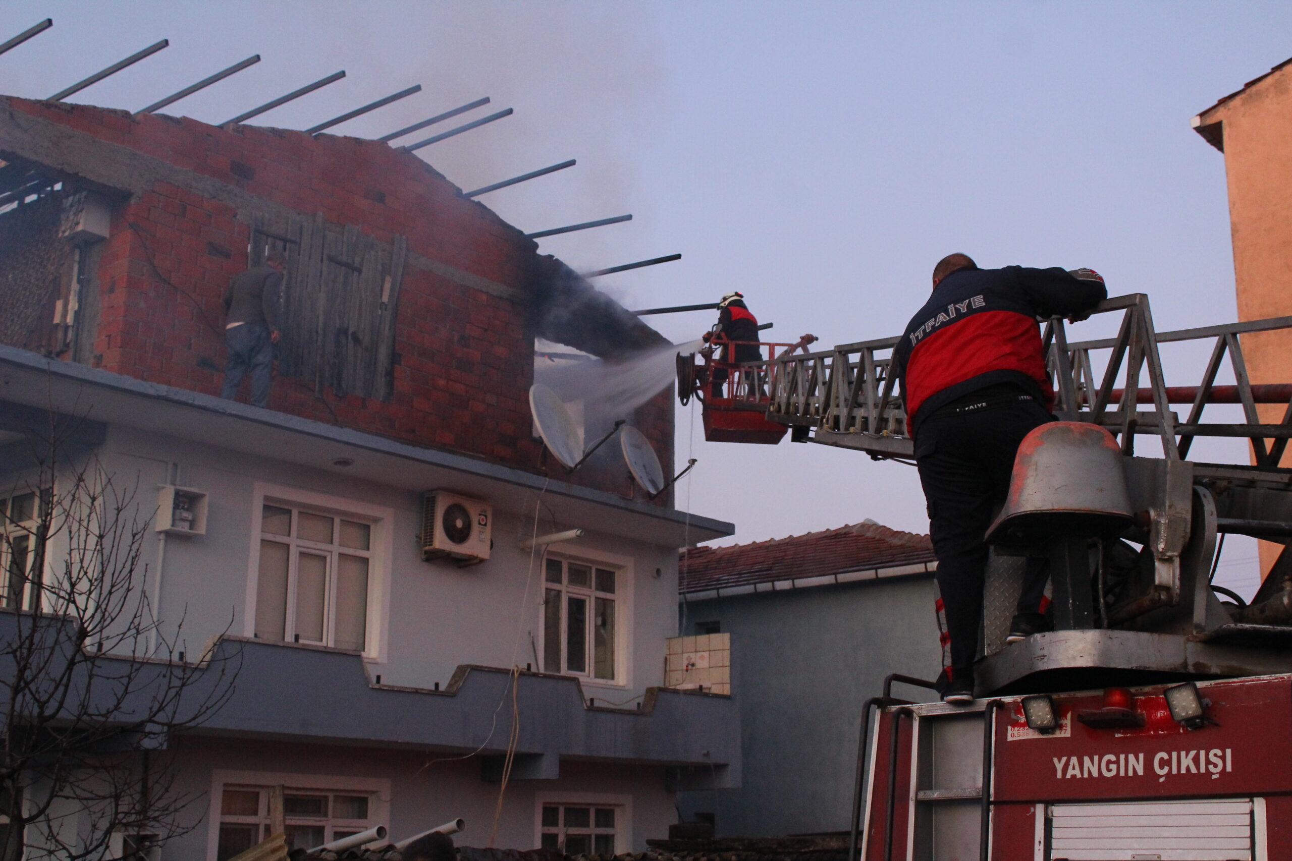 Çanakkale'de 3 Katlı Binanın 3. Katında Yangın Meydana Geldi