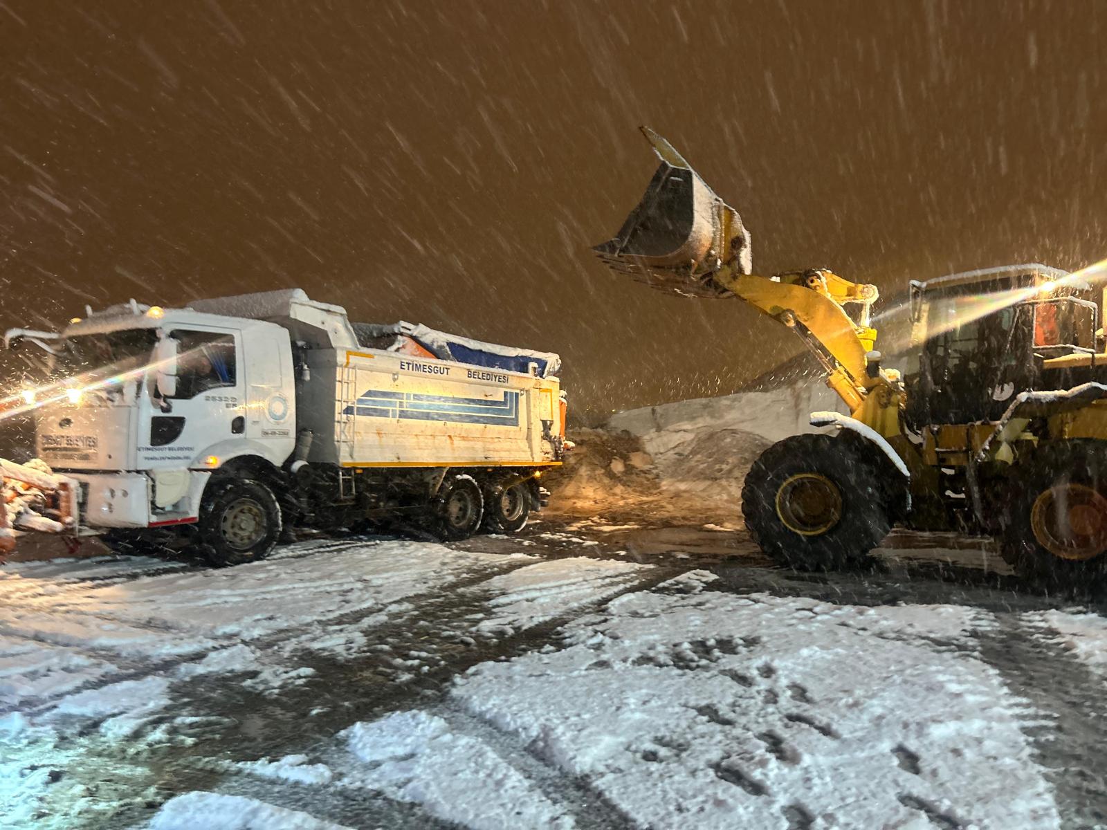 Başkan Beşikçioğlu Kar Küreme Ekipleri ile Sahada
