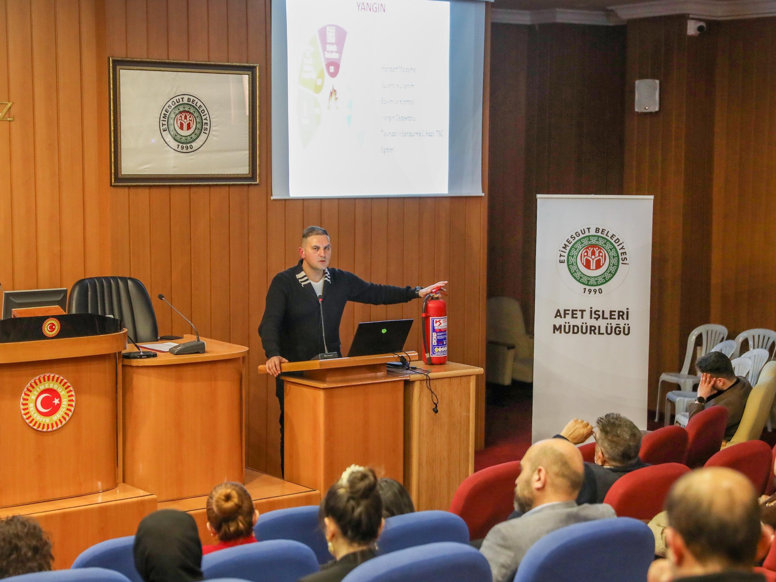 Etimesgut Belediyesi’nden Sivil Savunma Günü Kapsamında Doğal Afet Yönetimi Semineri