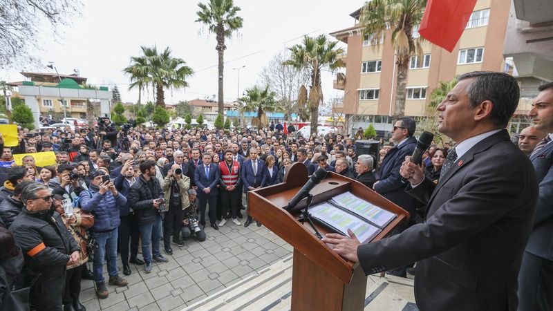 CHP Lideri Özgür Özel: “‘Yaptım’ Dediği Konutu Yapmış, ‘Teslim Ettim’ Dediği Konutu Teslim Etmiş Değil”