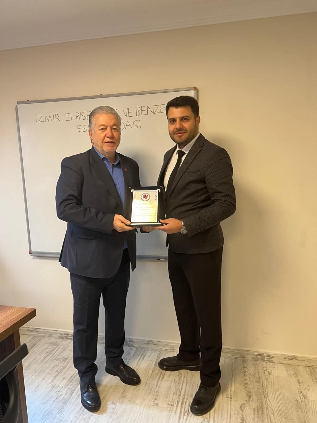 İESOB BAŞKANI YALÇIN ATA, İZMİR ELBİSECİLER VE BENZERLERİ ESNAF ODASI'NIN HİZMET MERKEZİNDE DÜZENLENEN KAHVALTIYA KATILDI.