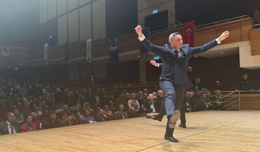 Özgür Topaç, 197 oy alarak İzmir Kent Konseyi Başkanı seçildi.