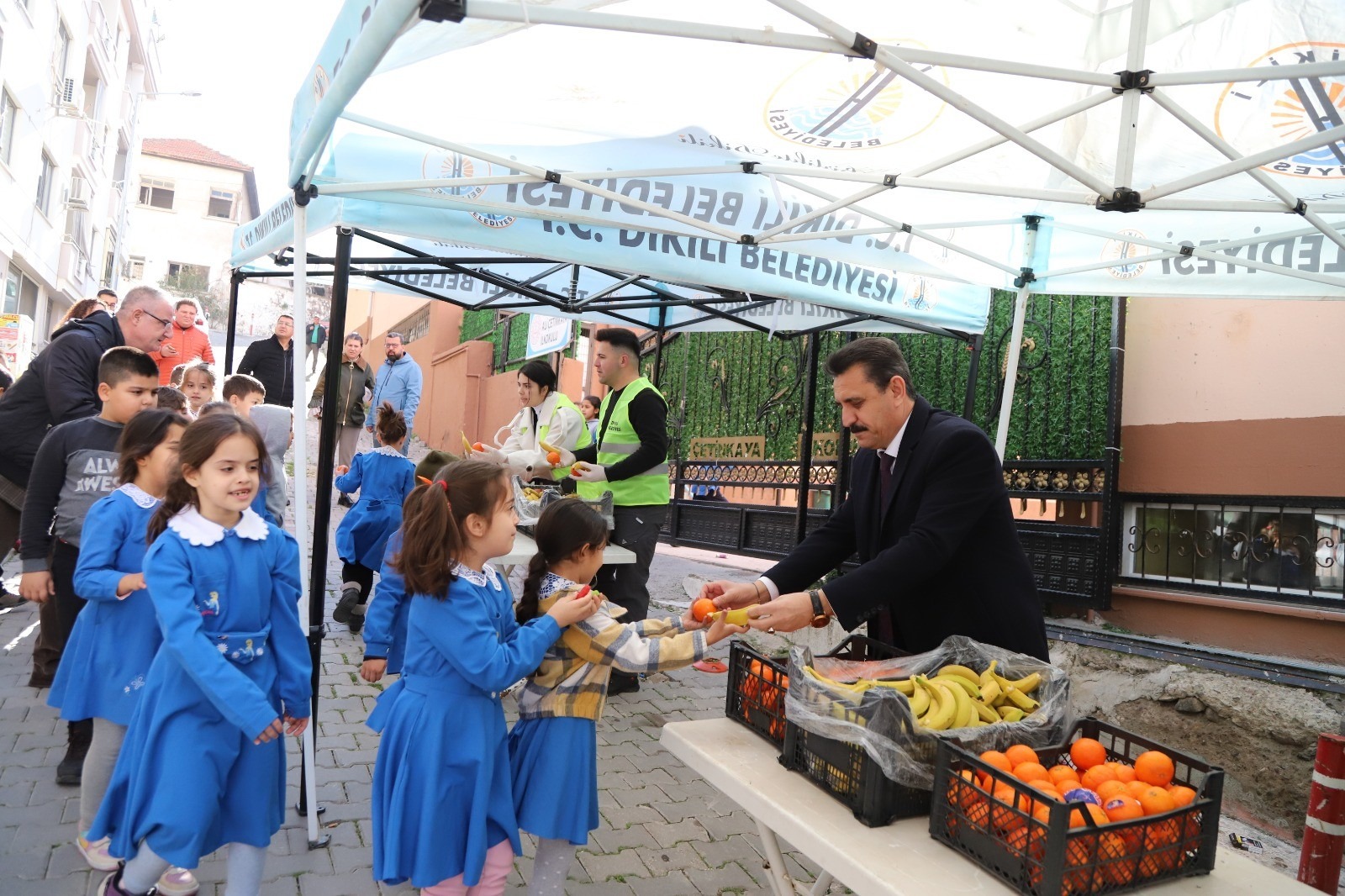 Başkan Kırgöz’den öğrencilere taze meyve ikramı