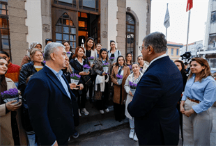 Başkan Tugay Bergama'da kurulan iftar sofrasına konuk oldu