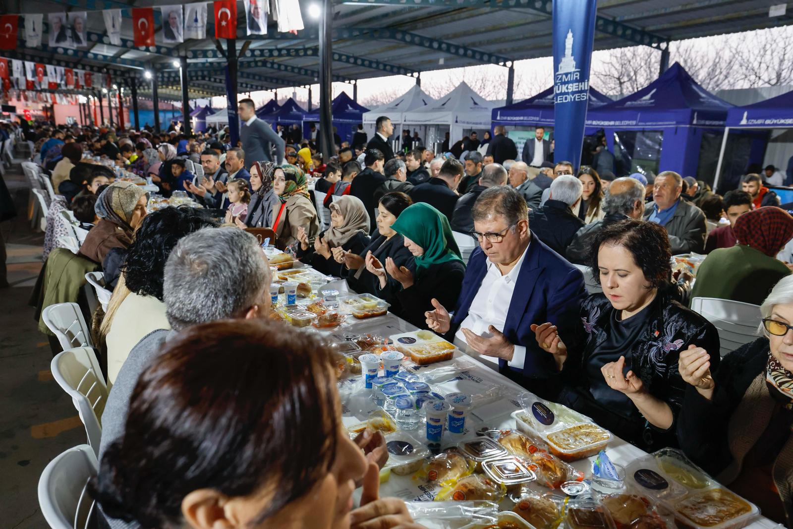 İzmir'in dayanışma ruhu iftar sofralarında büyüyor