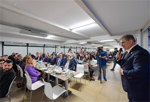 İzmirli meclis üyeleri aynı sofrada iftar yaptı